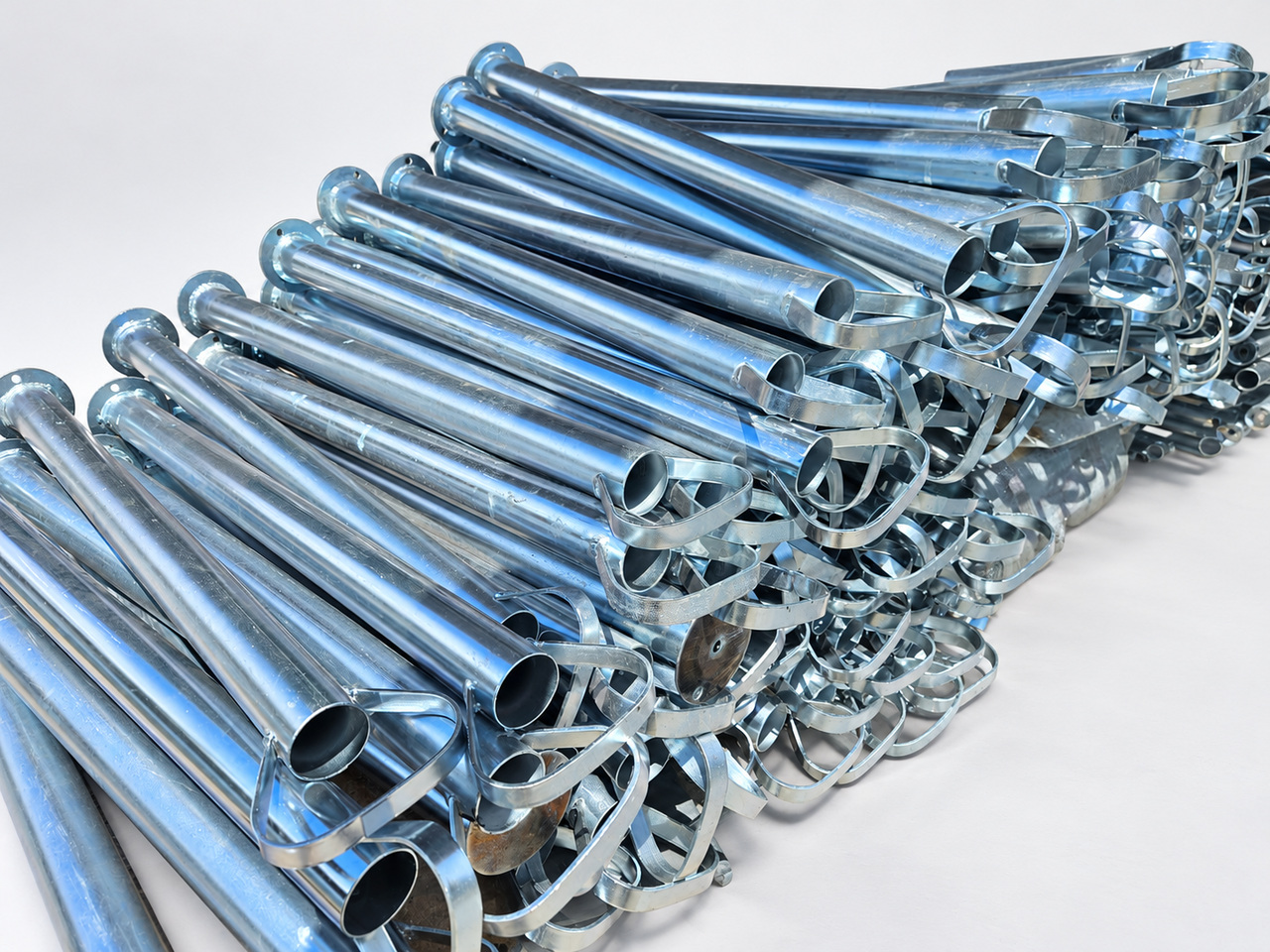 Blue-passivated tubular metal components with mounting flanges